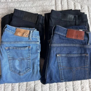 Jeans i olika blå och svarta nyanser från Tiger på Sweden - 4 par jeans i blå och svart alla jeansen är från Tiger of Sweden i olika storlekar allt från 29 till 34. Alla jeansen är i mycket bra skick. Jag säljer för jag vill bli av med de där av priset, köp för att resella för profit eller något! Först till kvarn och pris kan diskuteras vid snabb affär