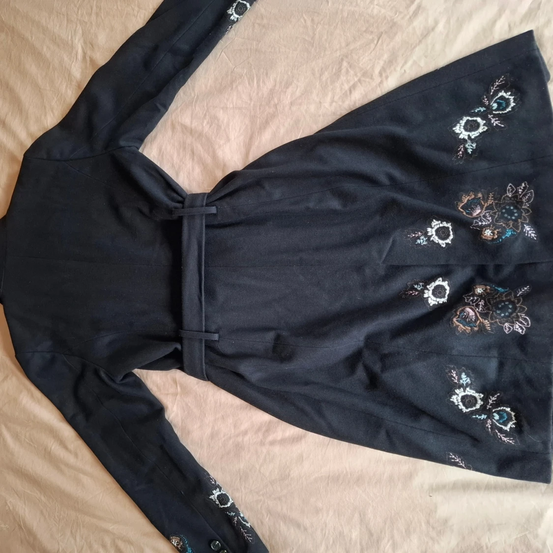 Broderad svart kappa från Fransa Storlel 160-170 - 1