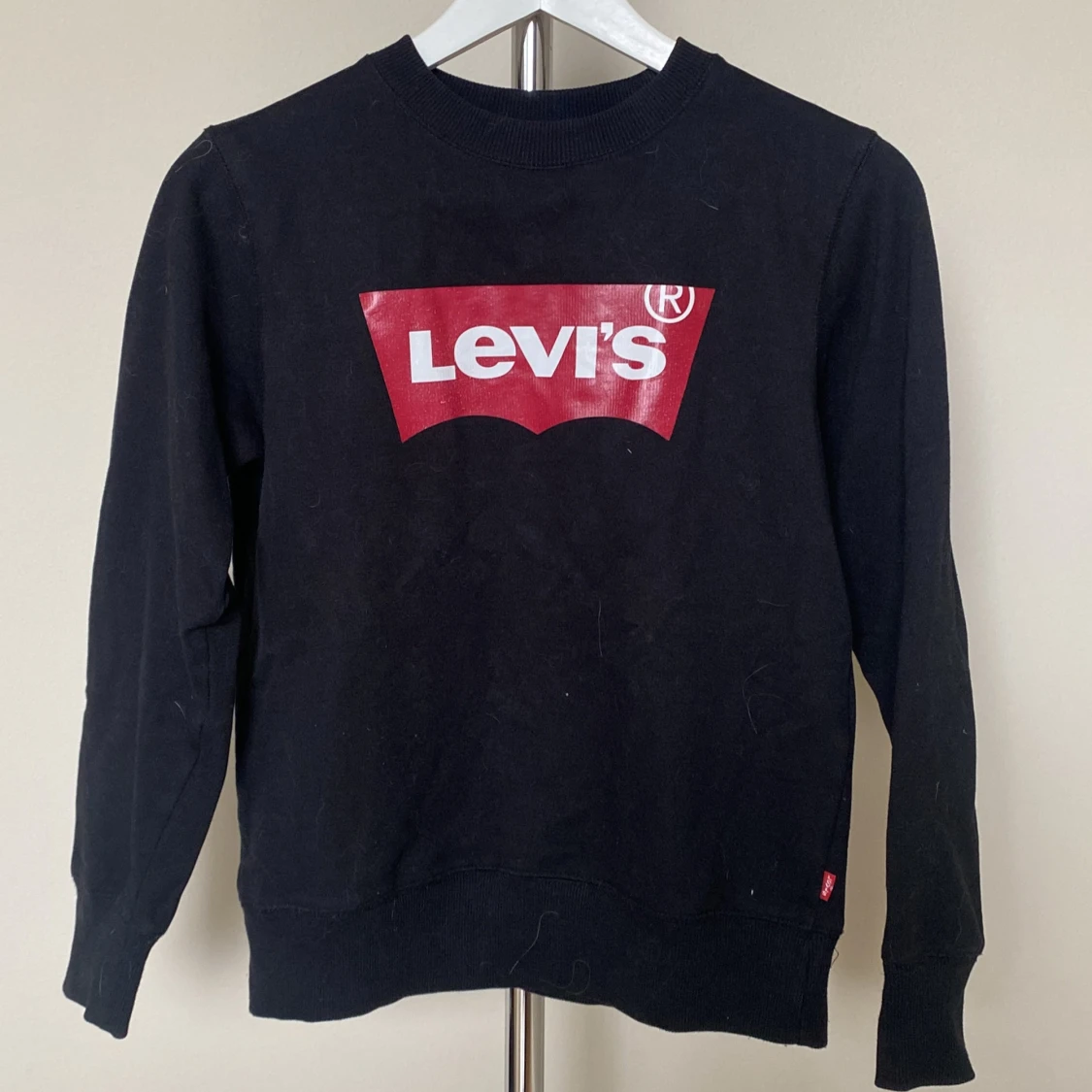 Svart Levi's sweatshirt med röd logga