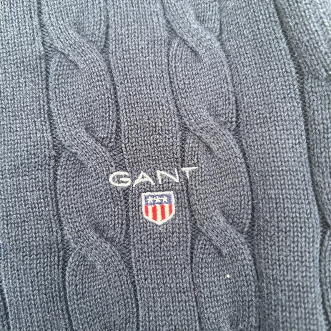 Mörkblå stickad tröja från GANT - 1