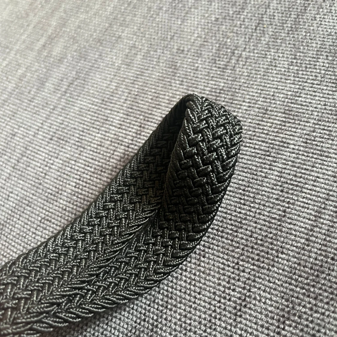 Svart flätat bälte med brunt läder - 1