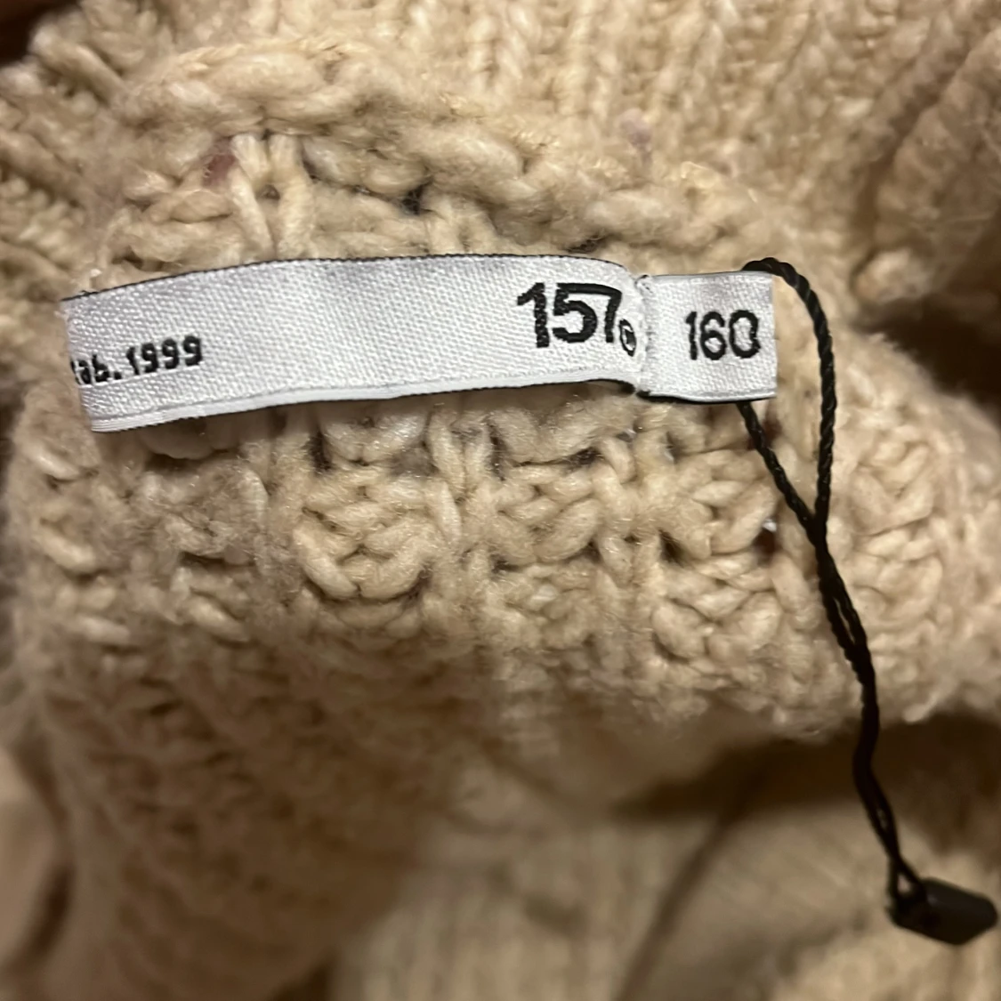 Beige stickad kofta med grov struktur - 2