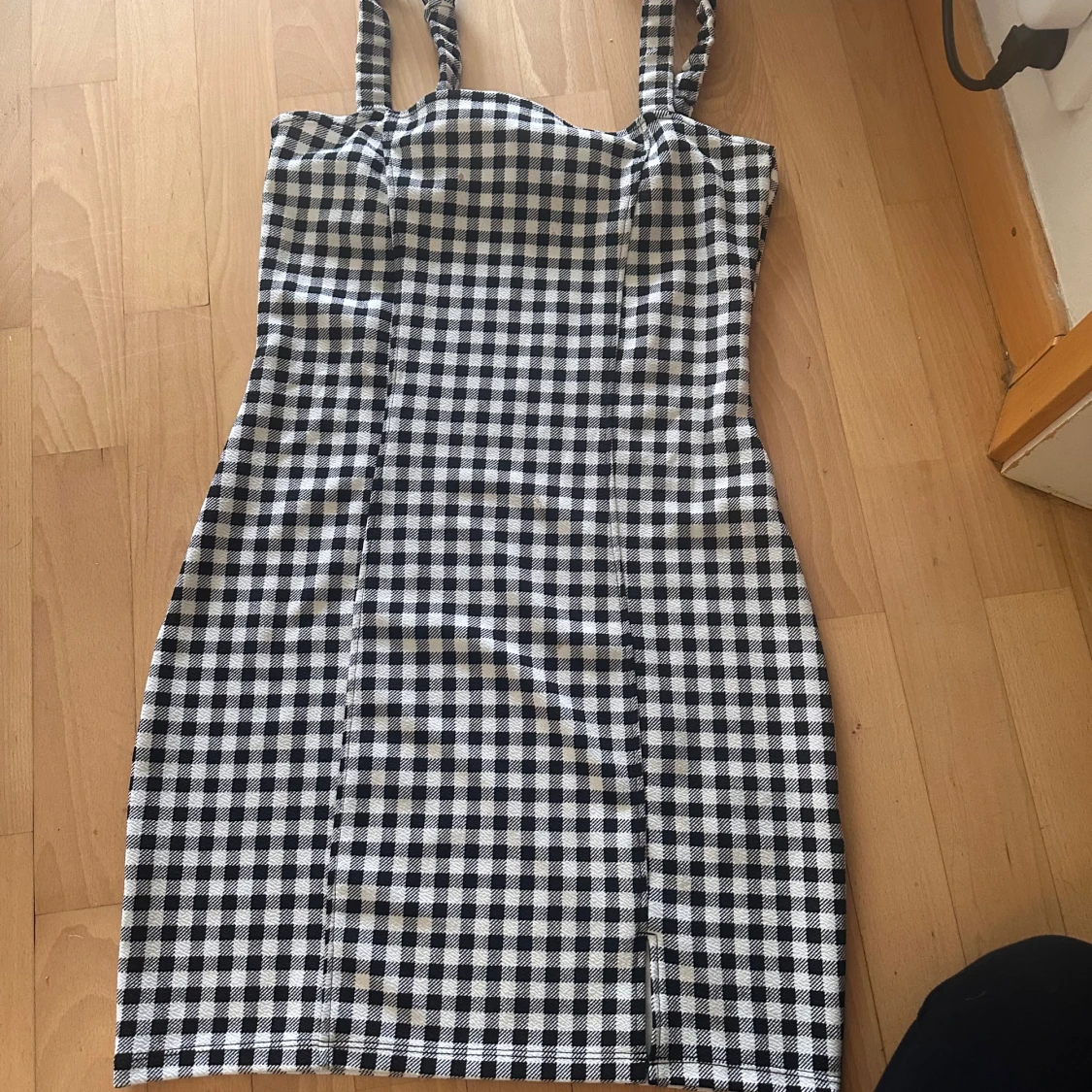 Svartvit rutig kort klänning