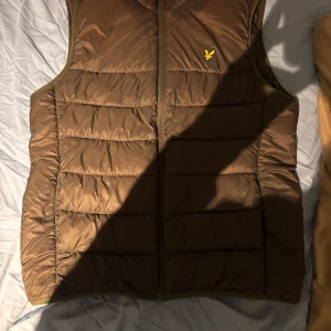 Lyle & scott väst - Säljer nu min lyle & scott väst då den var var för stor. 