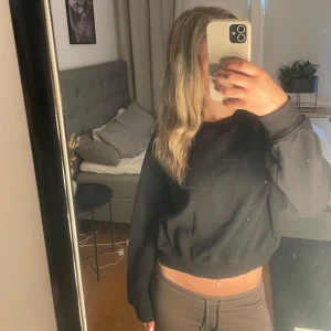 Svart croppad sweatshirt - En svart croppad sweatshirt har bara använt några gånger