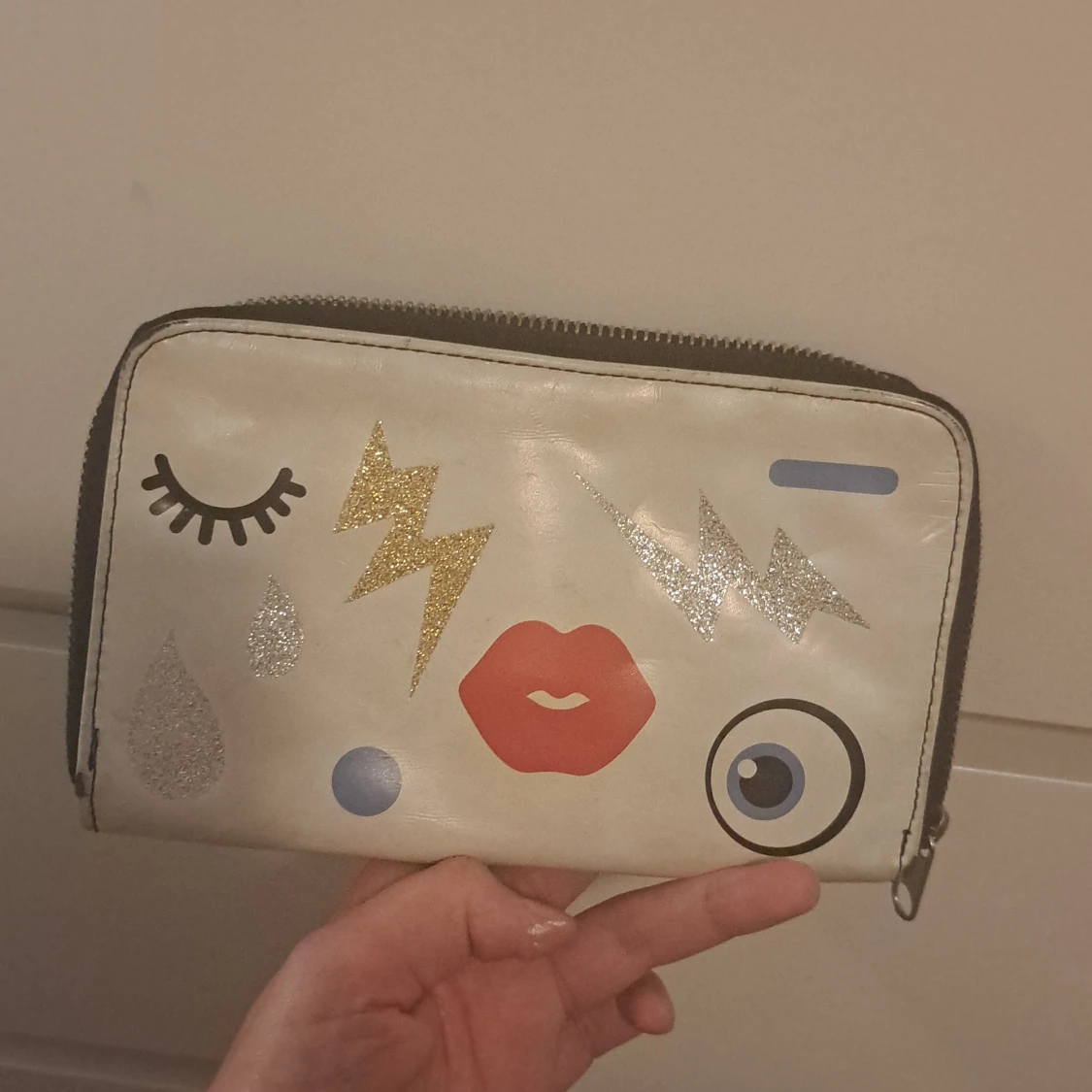 Vit plånbok med glittermotiv MONKI