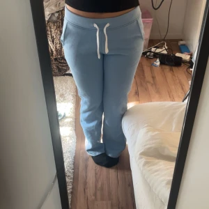 Ljusblå mjukisbyxor från Russemurch - Säljer ett par ljusblå mjukisbyxor från Russemerch i storlek S. Använda 1 gång💕 Nypris 499