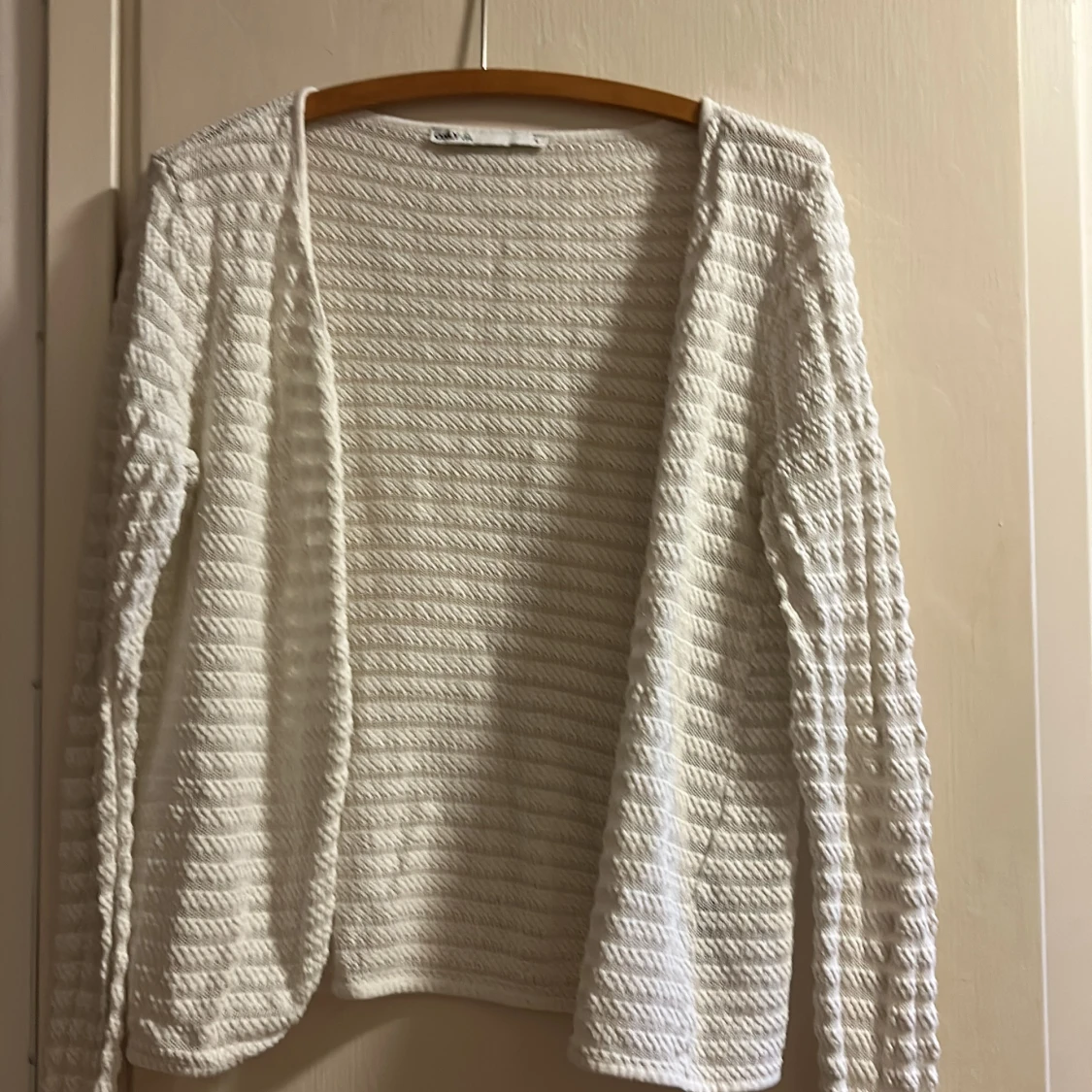 Vit stickad kofta från ONLY LIFE