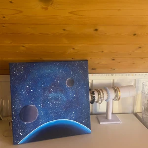 (rymdmotiv konst) - En canvas som jag målat som visar en fantasifull rymd med planeter och stjärnor mot en djupblå bakgrund. Hör av er om ni skulle vara intresserade🤗