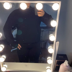 Svart stickad tröja med lång ärm - Säljer en svart stickad tröja med lång ärm och klassisk rund hals. Perfekt för dig som gillar enkel och stilren look. Tröjan har en loose passform och passar dig som vill ha det bekvämt men ändå snyggt. 