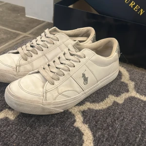 Vita Polo Ralph Lauren sneakers med glitter - Snygga vita sneakers från Polo Ralph Lauren med klassisk logga på sidan med glitter skorna e lite använda men man tänker inte så mycket på de när man använder dom kan diskutera Pris 🩷🩷