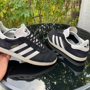Adidas Gazelle - Mycket bra skick utan några skador eller defekter överhuvudtaget. Perfekta skor till hösten. Hör av er vid frågor eller funderingar!! (Strl 40,5 men passar mer som 41-42)