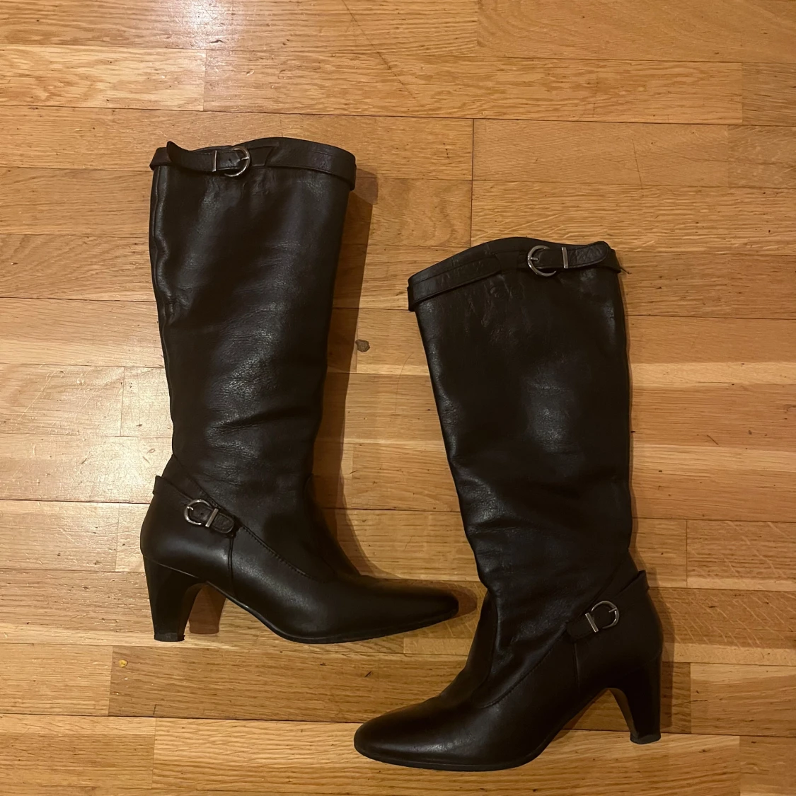 Svarta stövlar i skinn med klack