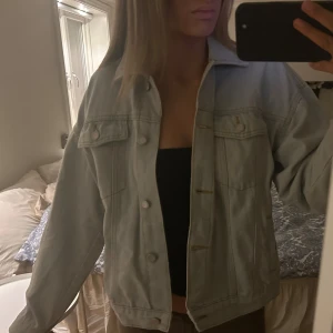Ljusblå jeansjacka -  jeans jacka från booho jättefint skick nästan helt ny