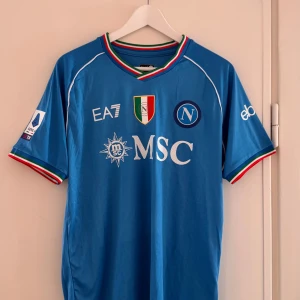 Napoli 23/24 tröja. Kvaratskhelia - Storlek M normal passform. Fint skick. Sparsamt använd.