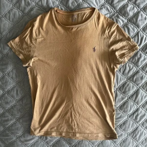 Ralph Lauren T-shirt - Bara att fråga vid någon fundering, Säljer billigt då jag rensar mina kläder!