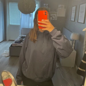 Mörkblå hoodie - Säljer en mörkblå hoodie från Lager 157 i storlek S. Tröjan har en klassisk luva med snörning. Perfekt för chill dagar och enkel att matcha med jeans. Inga tecken på användning, bra skick💗