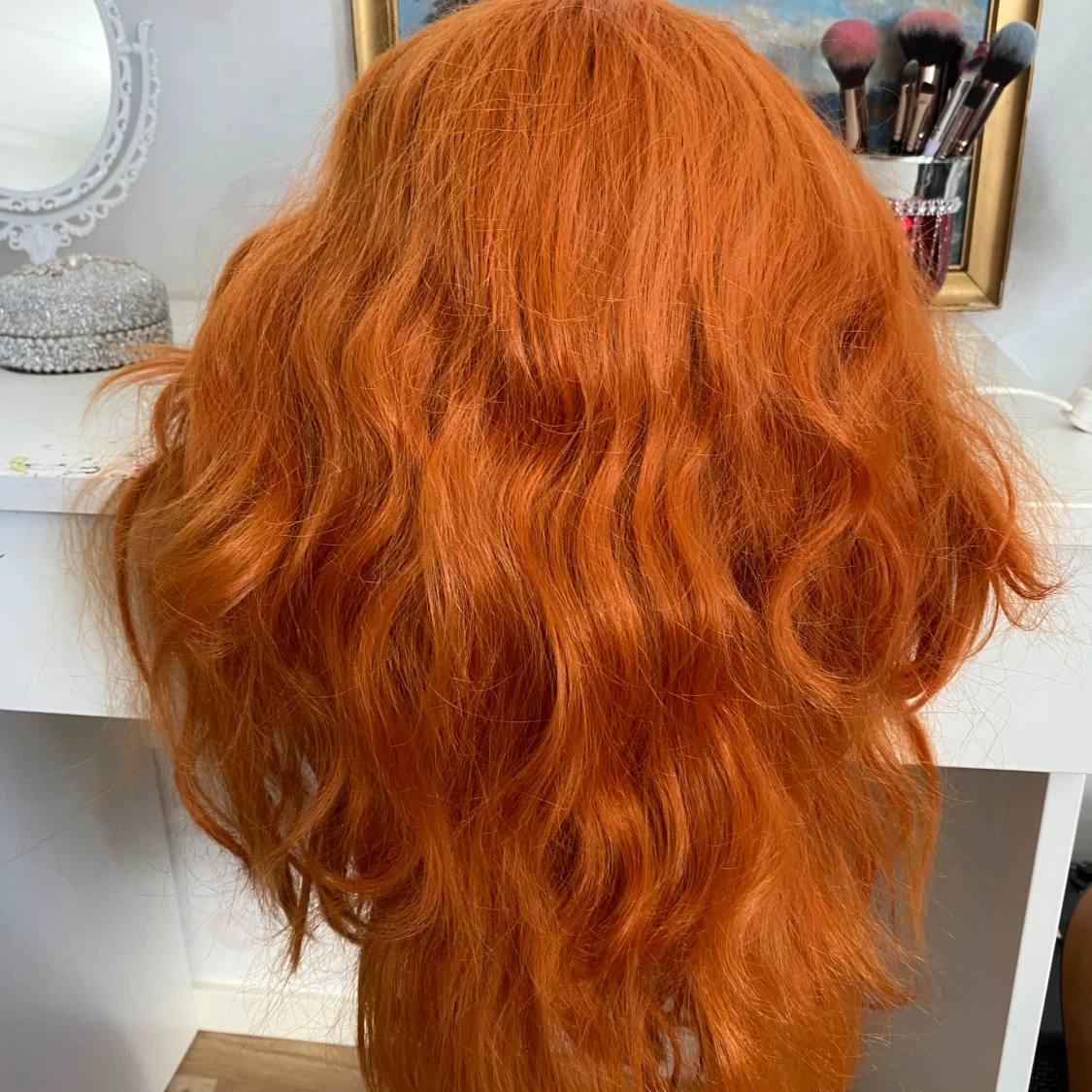 Fyra färgglada peruker i syntet - 3