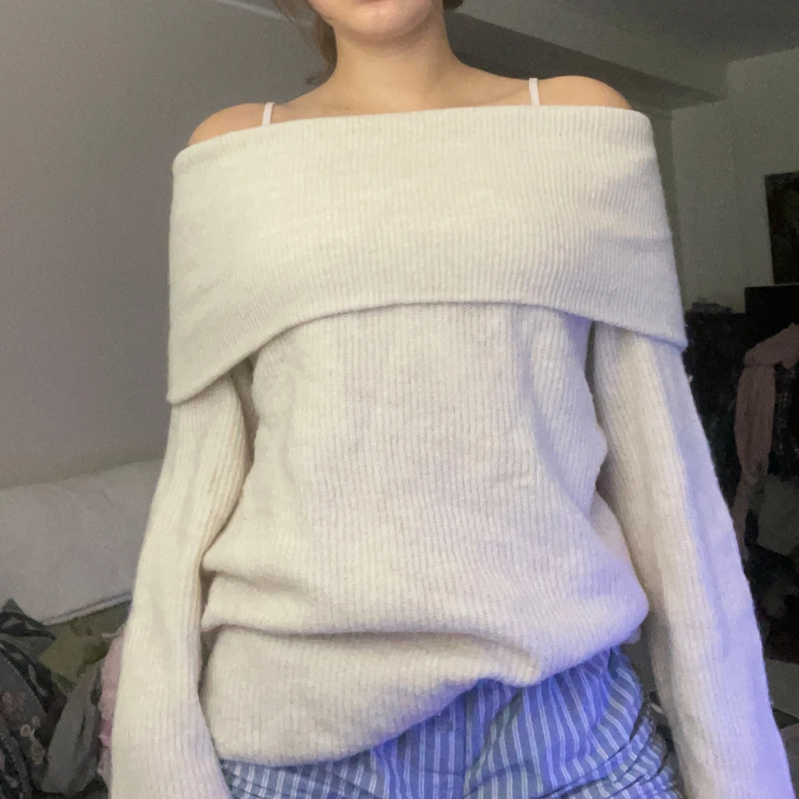 Beige ribbad offshoulder stickad tröja - 1