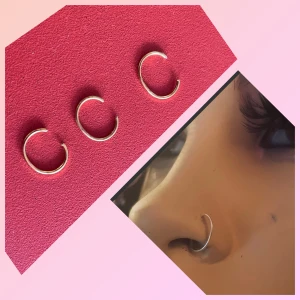 By prisförslag- 3 st Enkla silvriga näsringar - Säljer tre minimalistiska näsringar i silverfärgad metall. De är tunna och har en klassisk rund form som passar perfekt för näspiercing. Stilrena och diskreta – ett måste för dig som gillar enkel men snygg stil.