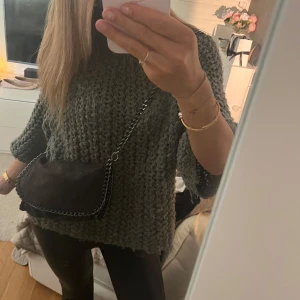 Väska  - Superfin handväska som inte kommer till användning! Inget rost eller liknade och den är i bra skick förutom en defekt och det är att knappen på insidan sitter lite löst, men inget som är synligt!💗