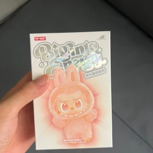 ONE (1) Labubu – Big Into Energy editionONE (1) Labubu – Big Into Energy edition - Selling ONE (1) Labubu – Big Into Energy edition. 🧸 100% original Pop Mart figure 📦 Brand new & factory sealed (unopened box) 📐 Box size: 15 × 10 × 8 cm (≈ 6 × 4 × 3 in) ❗ Please note: this listing is for one Labubu only, not the full set 🚀 Fast shipping from Sweden, safely packed with bubble wrap & box  ⚠️ Important: No returns once the box has been opened, since this defeats the purpose of a blind box (random collectible).  Perfect for collectors or as a gift. Feel free to message me