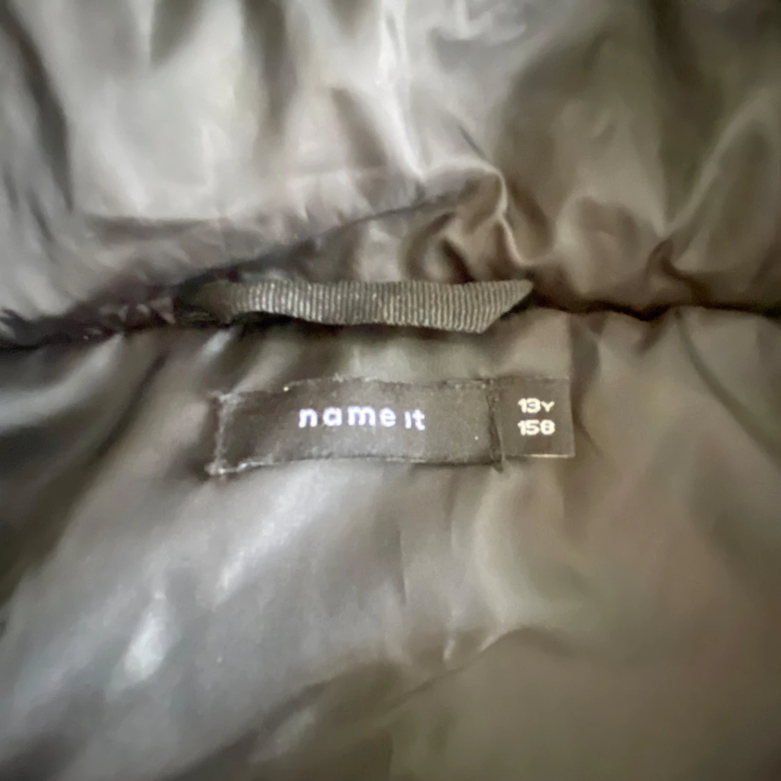 Svart dunväst med huva från Name It - 2