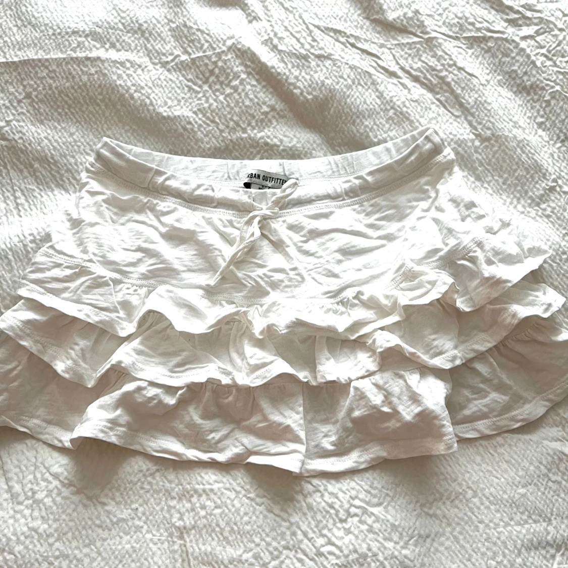 Vit volangkjol från Urban Outfitters