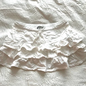 Vit volangkjol från Urban Outfitters - Aldrig använd💞