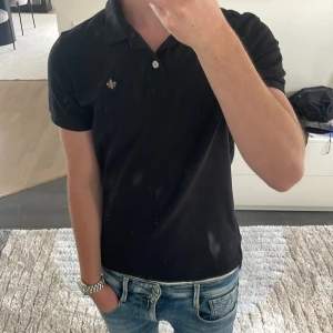 Svart piké från Morris - Svart piké från Morris som är väldigt snygg och fräsch. Nypris är 1000kr, mitt pris 549kr! Modellen är 180cm. Hör av dig vid funderingar!