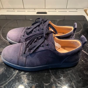 Louboutins - Skick enligt bilderna,  mörkblå louboutins utan spikar. Har inte påse eller något, bara skorna.