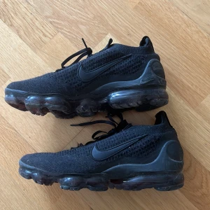 Svarta Nike Vapormax skor - Säljer mina svarta nike vapormax i storlek 43. Inga skador eller punka. 