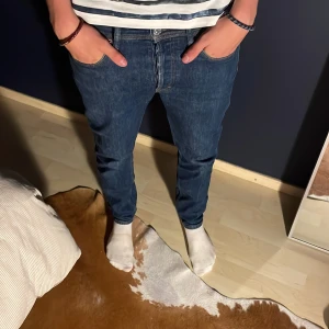 Acne Jeans - Ett par sköna acne jeans i färgen indigo blue. De är i princip i nyckick förutom en liten fläck på knäet men det är inget som märks av vid användning. Modellen på bilden är 187 och väger 70 kilo. Jeansen är i storlek 31/34 men sitter mindre, skulle säga 30/32. Kom dm för fler bilder osv. 