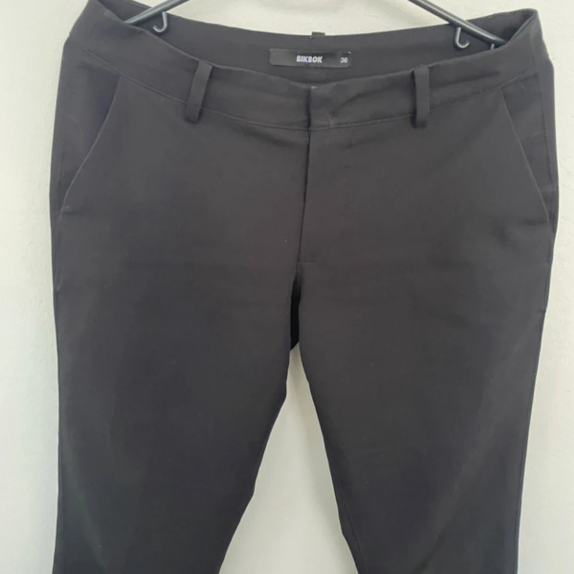 Svarta kostymbyxor från BikBok - 1
