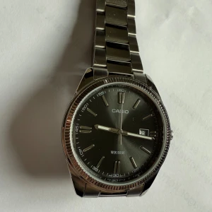 Casio klocka (som ny) - Säljer en casio klocka som är köpt i december(använd två-tre gånger) Som ny både länkarna och original förpackning  och bruksanvisnings finns.  Vill man ha fler bilder eller har fråger så är det bara att skriva OBS FINNS UTE PÅ FLER SIDOR