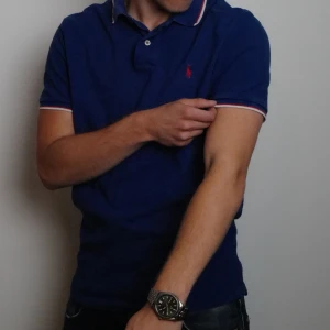 Blå pikétröja från Ralph Lauren - Snygg marinblå pikétröja från Ralph Lauren med klassisk krage och korta ärmar. Pris kan diskuteras 😉👌