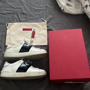 Valentino skor❤️ - Säljer mina kära valentino skor nu eftersom jag är sugen på något nytt!! Är sparsamt använda och rengörs såklart innan dom skickas! Kommer med box, extra sko snören och påsen dom kom i! Köpta för länge sen men inte använts då dom inte passat innan ! Pris kan diskuteras❤️❤️