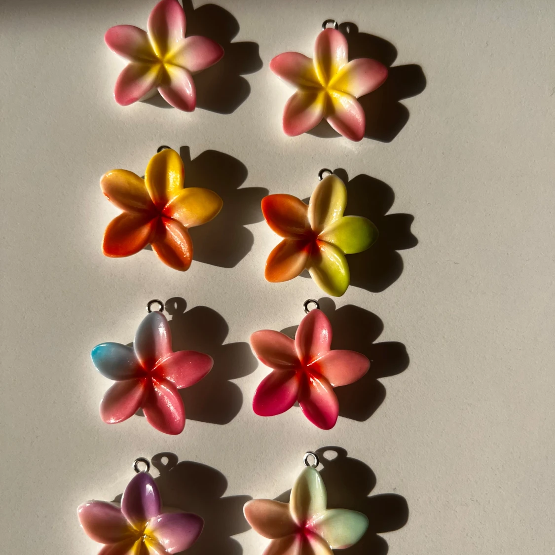 Färgglada blomberlocker till smycken