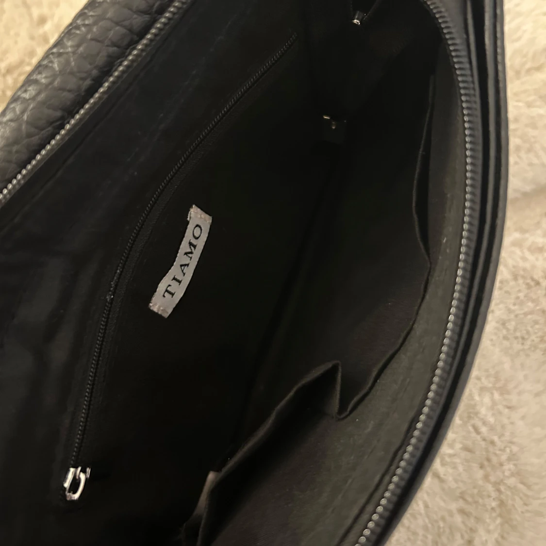 Svart axelväska med kedjedetaljer Tiamo - 2