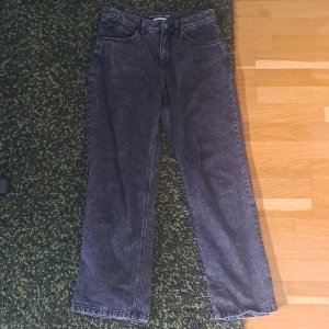 Baggy jeans från Tom Tailor L/XL - Säljer ett par svarta baggy jeans från Tom Tailor i storlek L/XL. De har en cool tvättad look, raka ben och klassiska fem fickor. Tillverkade av återvunnet material, perfekt för dig som gillar avslappnad stil och vill ha extra komfort.