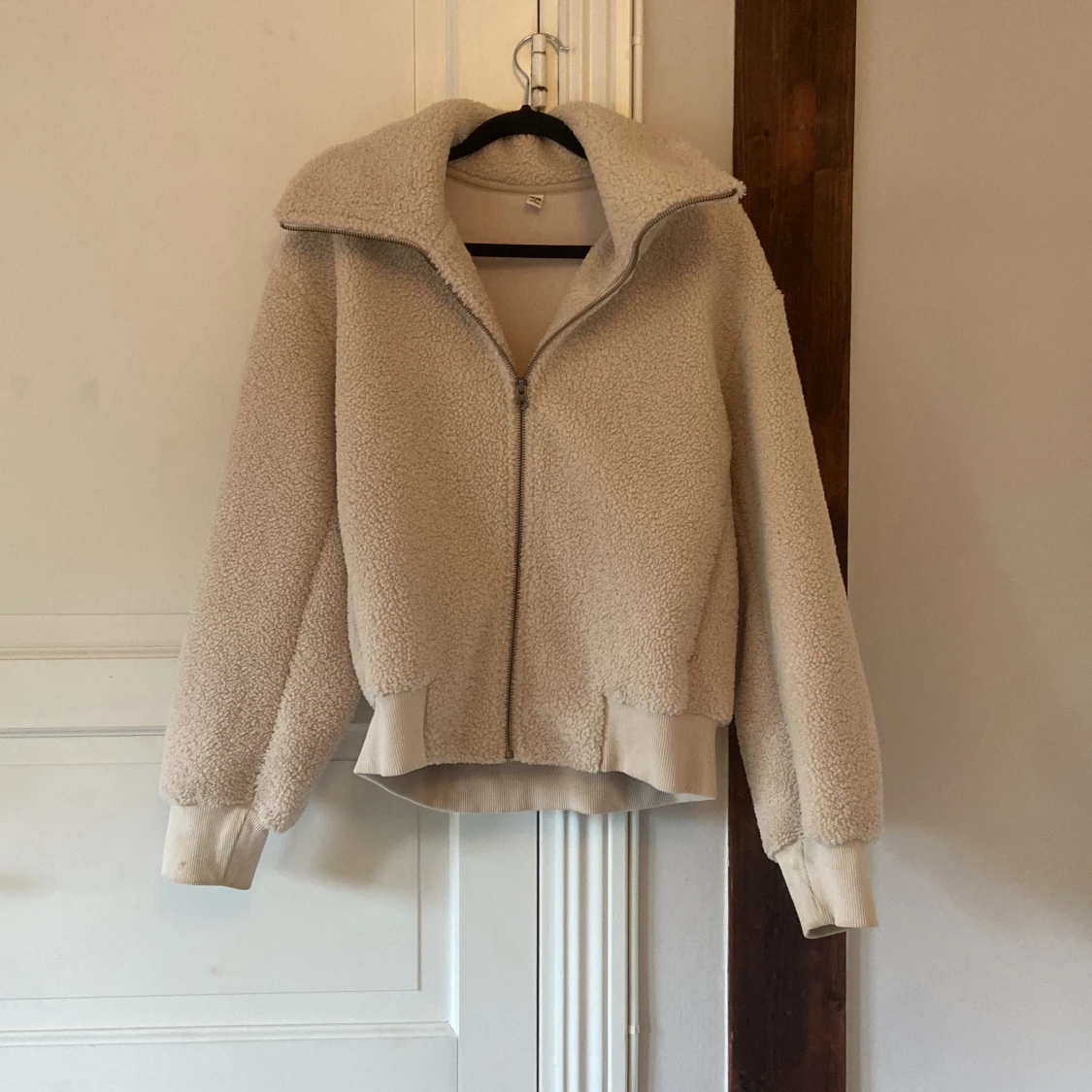 Vit/beige teddyjacka från Uniqlo i storlek M