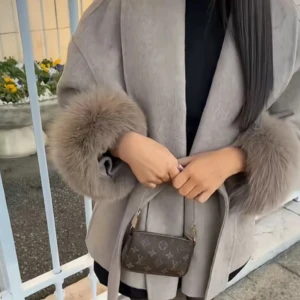 Beige pälsjacka med bälte och pälskant - Helt ny!