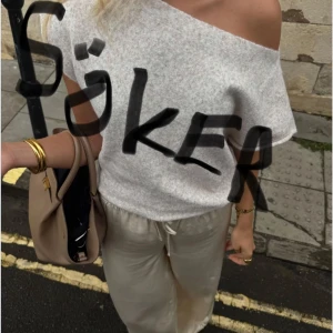 SÖKER Ljusgrå one shoulder stickad topp i XXS - SÖKER denna jättefina topp från Zara i storlek XXS