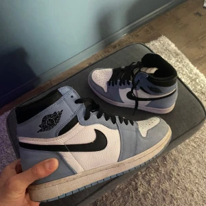 Air Jordan Retro High OG University Blue Sneak - Snygga nike air jordans i storlek 42. Sällan använda. Lite slitna där fram men annars järre bra. Pris kan diskuteras!