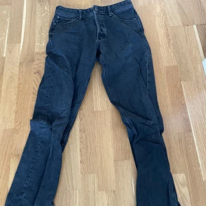 Svarta jeans - Säljer ett par svarta jeans från Jack & Jones med en loose fit. Riktigt bra för pengarna!
