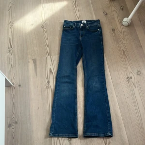 Blå bootcut jeans från Grunt - Snygga blå bootcut jeans från Grunt med klassisk femficksdesign. De har en knapp och dragkedja framtill! Är helt nya utan pris lapp och är i jättebra skick
