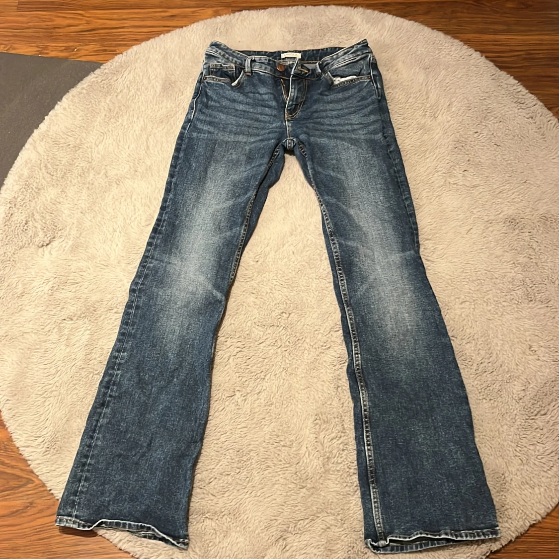 Blå lågmidjade bootcut jeans