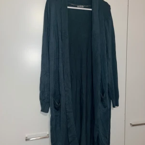 Neuletakki - Ihana vihreä neuletakki. Molemmin puolin taskut. Koko XL. Kissatalous MMM, lisätietoja saa kysymällä Mikäli hinta ei miellytä tarjoa rohkeasti Katsothan myös muut ilmoitukseni