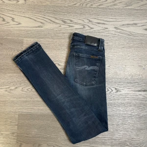 Nudie jeans - Säljer ett par nudie jeans i färgen carbon black, det är en blandning mellan mörk blå svart och grått väldig fin och unik färg 🎨. Skicket är mycket bra och storleken är 28/32 om du har några frågor om mått eller något annat var så god att fråga