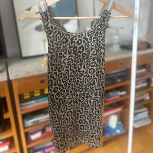 Leopardmönstrad Träningstopp - Snygg leopardmönstrad linnetopp från Björn Borg med smala axelband. Tillverkad i mjuk polyesterblandning som ger en skön passform. Perfekt för en trendig look.